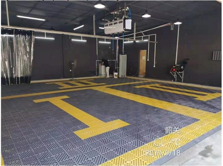 Kunststoff-Bodenplatten für die Garage